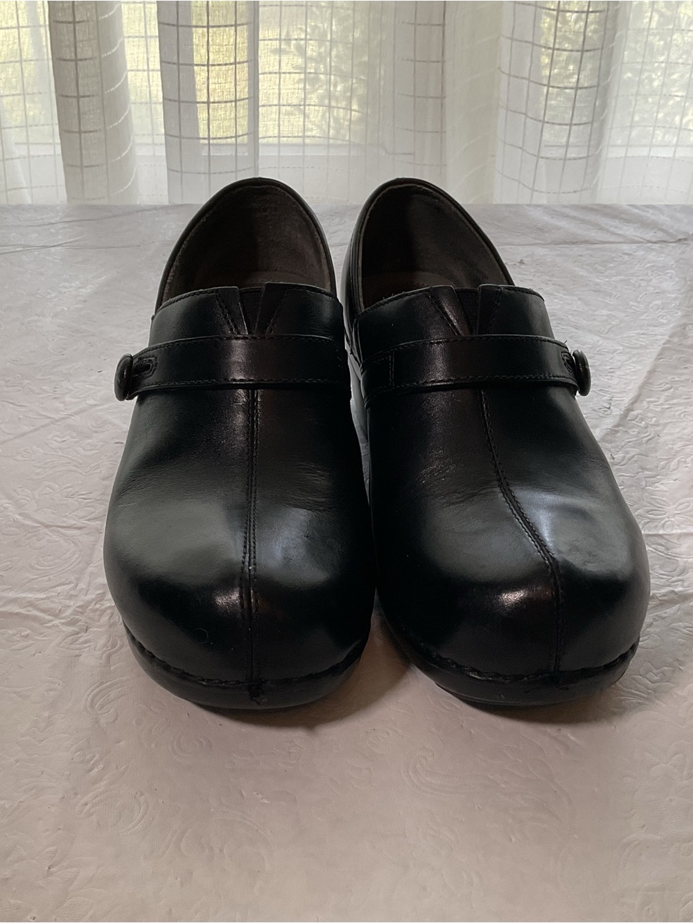 Dansko Solstice Button Women’s Black Leather Clogs. Size 39(8.5) - Picture 4 of 8